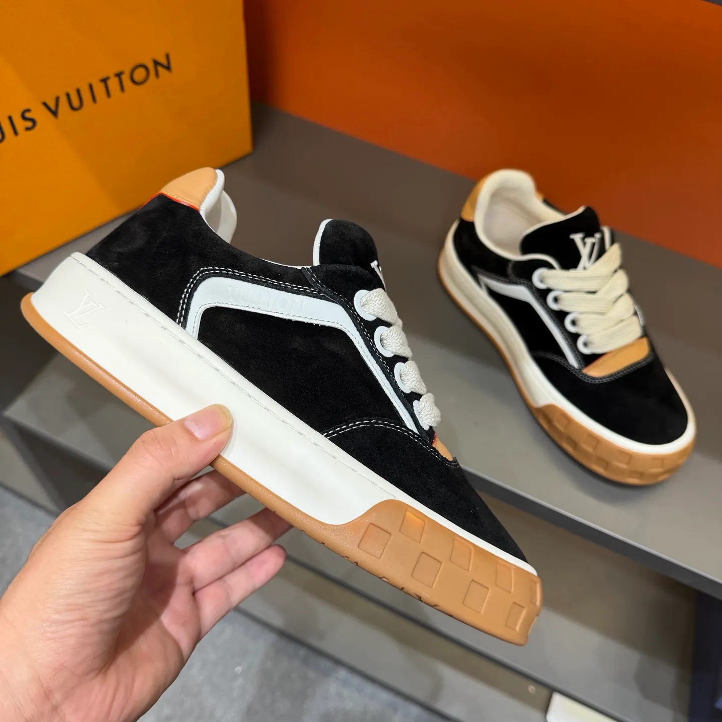 Factory price: 480💰Top version LV-Louis Vuitton-classic catwalk new model, empty glue process, original version 1:1 development! ! The upper foot is very comfortable. It is made of luxurious materials and fine workmanship. The midsole is printed with English letters "Made in Europe". The upper is made of calfskin imported from Italy. The side is decorated with the brand's LOGO and signature. The latest latex foot pads and mesh lining make the foot feel super comfortable. Original factory special supply of original two-color T men's shoes 💰U combination outsole. Bag technology Goodyear stitched edges Fabric: Exclusive custom first-layer cowhide Accessories: Exclusive private model Vuitton logo, lining: Customized silk mesh lining - first-layer silk cowhide lining Outsole: T men's shoes 💰U combination outsole wear-resistant, non-slip and anti-yellowing Foot pads: new latex pad-mesh sweat-absorbent Technology: fully computerized sewing machine wire drawing Toe cap Back cover Hot and cold shaping Full set of pull-top lasts, medium and low logo pattern, code number: 38-44, customized 45